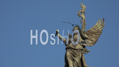 Ville De Bordeaux, Esplanade Des Quinconces, Monument Aux Girondins, Statue De La Liberté Cassant Ses Fers En Bronze Vert