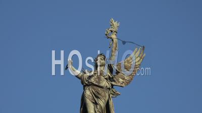 Ville De Bordeaux, Esplanade Des Quinconces, Monument Aux Girondins, Statue De La Liberté Cassant Ses Fers En Bronze Vert