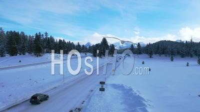 2020 - Vue Aérienne De Voitures Conduisant Des Voyages Sur La Route De Montagne Couverte De Neige Glacée Dans Les Montagnes De L'est De La Sierra Nevada Près De Mammoth En Californie - Vidéo Par Drone