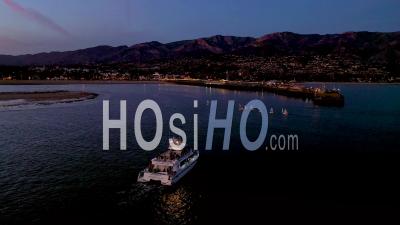 2020 – Crépuscule Sur Un Bateau De Pêche Entrant Dans Le Port De Santa Barbara - Vidéo Par Drone