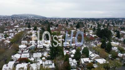 Vue Aérienne Sur Le Quartier D'hiver Enneigé, Maisons, Banlieues Dans La Neige à Portland, Oregon. -  Vidéo Par Drone