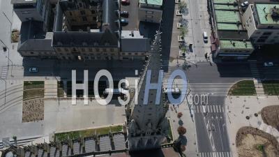 Vue Aérienne Suivre Un Tramway Dans Les Rues Désertes De Caen Pendant Le Confinement En Raison De Covid-19 - Vidéo Drone