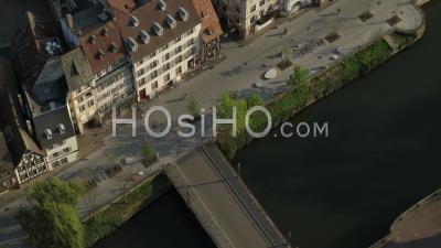 Ville De Strasbourg Pendant Le Confinement En Raison De Covid-19 - Quais Des Bateliers - Vidéo Par Drone