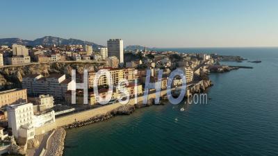Catalans, Corniche Au Crépuscule Dans La Ville De Marseille Au Jour 26 Du Confinement De Covid-19, France -  Vidéo Par Drone