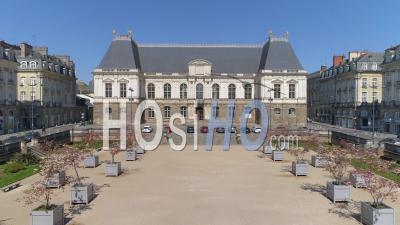 Vide Place Du Parlement-De-Bretagne De La Ville De Rennes Au Jour 16 De L'épidémie De Covid-19, France -  Vidéo Par Drone