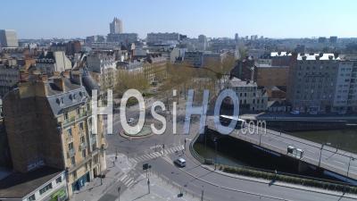 Vide Place De La Bretagne De La Ville De Rennes Au Jour 16 De L'épidémie De Covid-19, France -  Vidéo Par Drone
