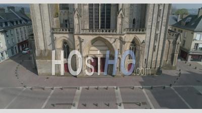 La Cathédrale Notre Dame Place De La Ville De Coutances, Normandie, France, Pendant La Pandémie De Covid 19 -  Vidéo Par Drone