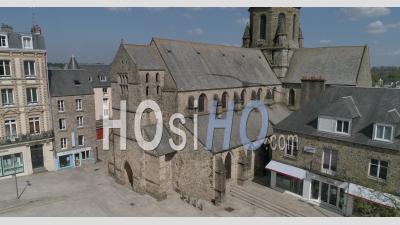Église Saint-Nicolas à Coutances, Normandie, Pendant Le Confinement De La Pandémie De Covid 19 - Séquence Vidéo Du Drone