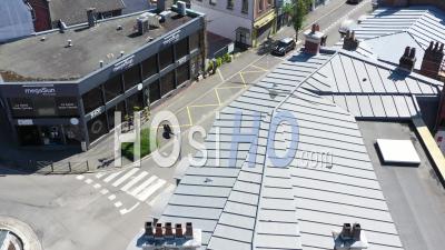 Ville Vide De Bethune Pendant Le Confinement En Raison De Covid-19 - Rue Commerciale Vide - Séquences Vidéo De Drone