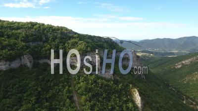 Montagnes Vertes Et Falaises Dans Une Journée Ensoleillée Du Sud De La France - Vidéo Drone