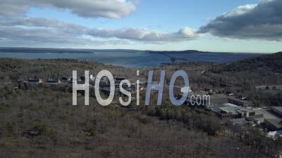 Laboratoire Au Milieu D'une Forêt Près D'un Lac, Maine, Usa - Vidéo Drone
