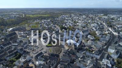 Église Saint-Gildas D'auray Au 19e Jour De L'épidémie Due Au Covid-19 - Vidéo Drone