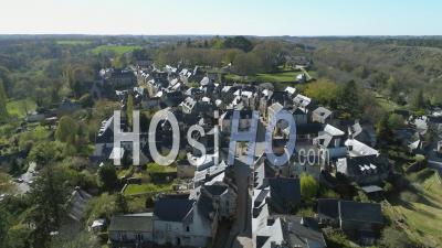 Vidéo Aérienne Rochefort-En-Terre Au 19e Jour De L'épidémie Due Au Covid-19, Morbihan, Bretagne, France - Vidéo Drone