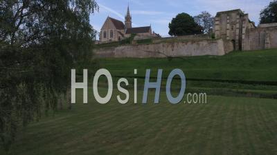Eglise Saint Denis Arbre Plan Large Crepy-En-Valois - Video Drone Footage