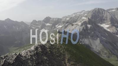 Alpinistes Marchant Sur Une Crête Vue Par Drone