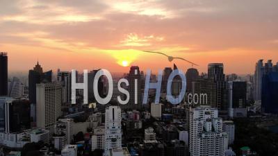 Vue Aérienne De Gratte-Ciel Au Coucher Du Soleil à Bangkok, Paysage Urbain, Thaïlande