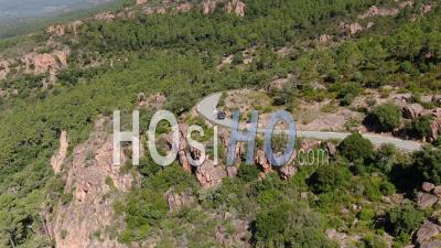 Voiture Sur Une Route De Montagne Sinueuse Filmée Par Drone