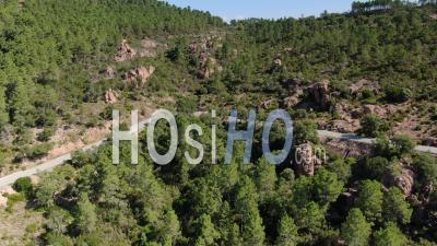Voiture Blanche Sur Une Route De Montagne Sinueuse Filmée Par Drone