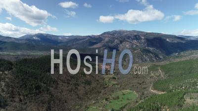 Village Catalan, Fillols Pyrennees - Vidéo Aérienne Par Drone