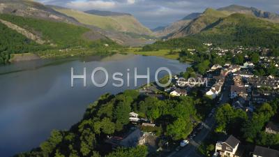 Village Touristique Au Bord Du Lac Dans Les Montagnes Européennes Au Pays De Galles - Prise De Vue Drone