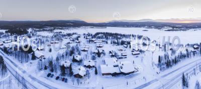 Prise De Vue Drone Photo De La Ville D'akaslompolo à L'intérieur Du Cercle Polaire Arctique En Laponie Finlandaise, Finlande