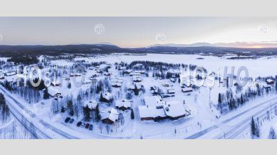 Prise De Vue Drone Photo De La Ville D'akaslompolo à L'intérieur Du Cercle Polaire Arctique En Laponie Finlandaise, Finlande
