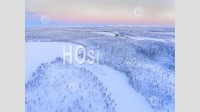 Prise De Vue Drone Photo De Lac Couvert De Neige Et Paysage D'hiver De La Forêt Montrant L'incroyable Paysage De Laponie En Scandinavie En Finlande