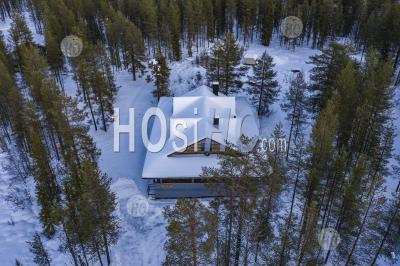 Prise De Vue Drone Photo De Cabine En Bois Dans La Forêt éloignée, Avec Des Bois Et Des Arbres Couverts De Neige En Laponie, Finlande
