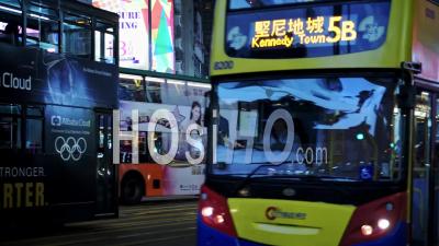 Intersection Animée Dans La Région Métropolitaine De Hong Kong Dans La Soirée - Time Lapse