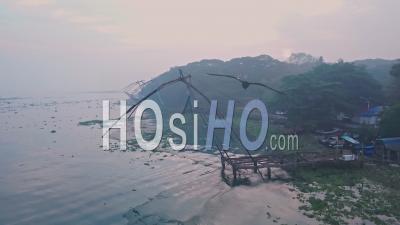 Lever Du Soleil Sur Les Filets De Pêche Traditionnels Chinois à Fort Kochi, Inde. Vidéo Aérienne Par Drone