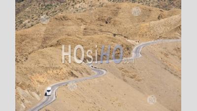 La Conduite De Bus Touristiques Dans Les Montagnes Du Haut Atlas Juste à L'extérieur De Marrakech Sur Le Col Du Tizi N Tichka, Maroc, Afrique Du Nord, Afrique