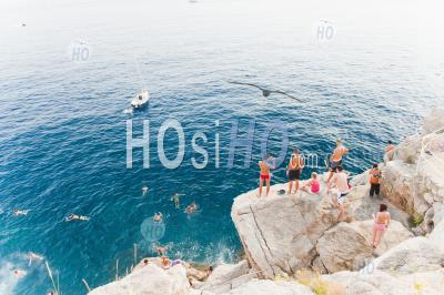 Les Touristes Nager Au Buza Bar, Aka Cafe Buza, Dubrovnik, Croatie
