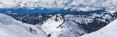 Paysage De Montagne D'hiver Enneigé, Morzine, Port Du Soleil, Auvergne Rhone Alpes, Alpes, France, Europe