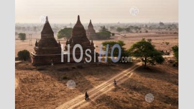 Touristes Explorant Les Temples De Bagan (païen) Au Lever Du Soleil, Myanmar (birmanie)