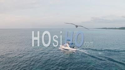 Bateau De Pêche En Haute Mer Dans L'océan Indien à Watamu, Malindi, Kenya. Vidéo Aérienne Par Drone