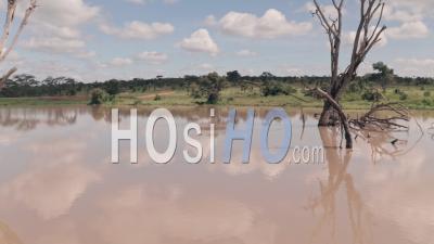 Waterhole Lake à Laikipia, Kenya. Vue Aérienne Par Drone Se Déplaçant Vers L'arrière Du Paysage Du Kenya