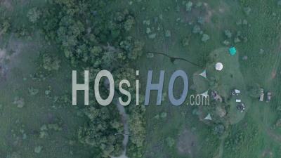 Camping Bush à Laikipia, Kenya, Afrique. Vidéo Aérienne Par Drone De Haut En Bas