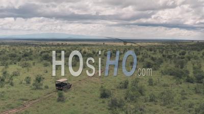 Safari Game Drive à Laikipia, Kenya. Vidéo Aérienne Par Drone De 4 Roues Motrices à Travers Le Paysage De Savane Africaine.