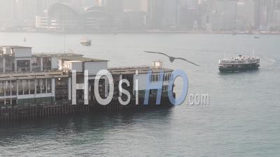 Star Ferry Boat Partant Et Arrivant à La Jetée De Tsim Sha Tsu Dans Le Port De Victoria Hong Kong, Chine.