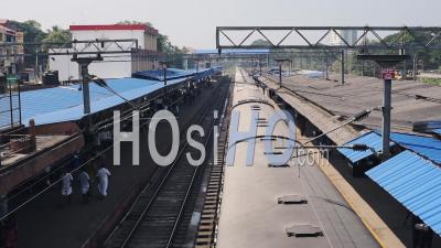 Les Passagers Marchant Dans Le Terminal De Train Alors Que Le Train Arrive Par Une Chaude Journée D'été En Inde. -Photo Large