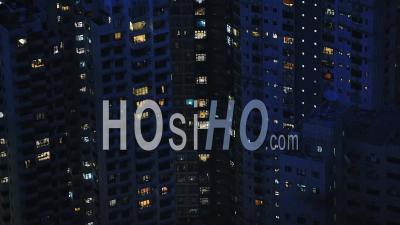 Incroyables Tours Et Bâtiments éclairés Par Des Lumières à Hong Kong Pendant La Tombée De La Nuit - Prise De Vue En Plongée Statique