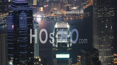 Belle Skyline De Hong Kong De Nuit Donnant Sur Le Port De Victoria. Vue De Nuit - Prise De Vue En Plongée