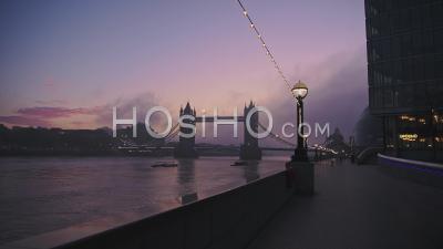 Tower Bridge à Londres Avec Beau Lever De Soleil Coloré, Nuages Dramatiques Et Ciel Violet, Montrant La Célèbre Ligne D'horizon Le Premier Jour Du Confinement Du Au Coronavirus Covid-19 En Angleterre, Royaume-Uni