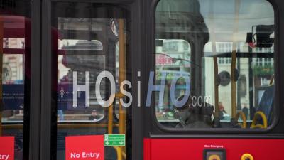 Transports Publics à Londres Pendant Le Confinement Du Au Coronavirus Covid-19 Avec Un Homme Sur Un Bus Rouge De Londres Portant Un Masque Facial Couvrant Lorsque Les Transports Publics étaient Calmes Et Déserts Avec Aucun Peuple En Angleterre, Europe