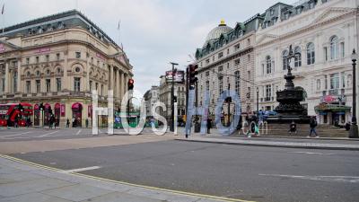 Attraction Touristique Vide Et Routes à Londres Dans Covid-19 Coronavirus Lockdown à Piccadilly Circus, Avec Des Rues Calmes Dans Le West End Pendant La Pandémie En Angleterre, Europe