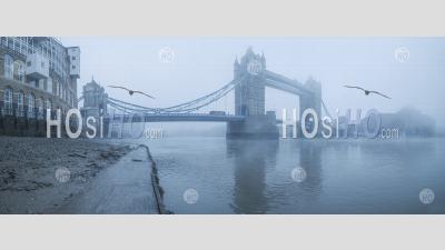 Tower Bridge Et Bus De Londres Avec La Tamise Dans Le Brouillard Et L'atmosphère Bleue Brumeuse, Moody Weather Dans Le Centre-Ville De Londres Sur Le Confinement Du Au Coronavirus Covid-19 Jour Un, England, Uk