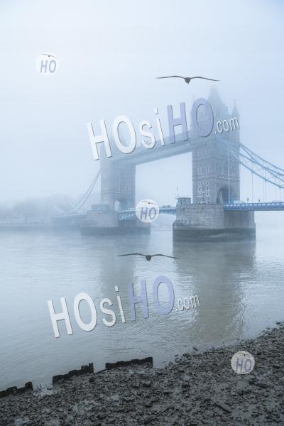 Tower Bridge Et La Tamise Dans Le Brouillard Et Le Brouillard Et Les Conditions Météorologiques Moody Dans Le Centre-Ville De Londres Sur Le Confinement Du Au Coronavirus Covid-19 Jour Un, England, Uk