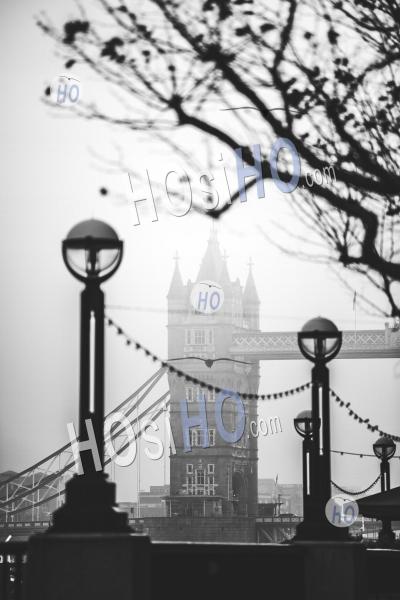 Noir Et Blanc Tower Bridge, Emblématique De La Ville De Londres Par Temps Brumeux, Le Centre-Ville De Londres Sur Le Confinement Du Au Coronavirus Covid-19 Le Premier Jour, England, Uk