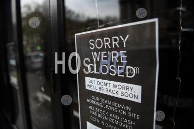 Coronavirus Covid-19 Information Sign In A Shut Shop Window Disant Désolé, Nous Sommes Fermés Pendant Le Verrouillage De Londres Sur Une Rue Commerçante Vide En Angleterre, Europe
