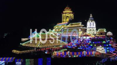 Vue Aérienne Rise Up Kek Lok Si Temple De Nuit Avec Lanterne Colorée - Vidéos Par Drone